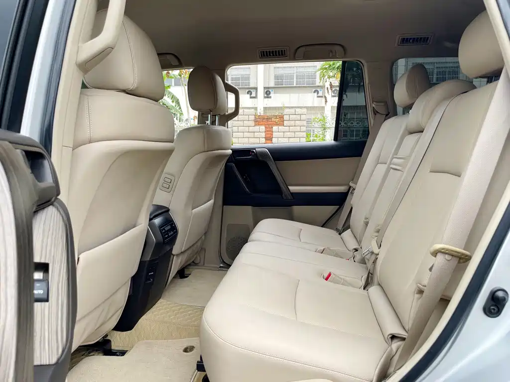 Toyota Land Cruiser Prado 2010 2.7L AT Standard
