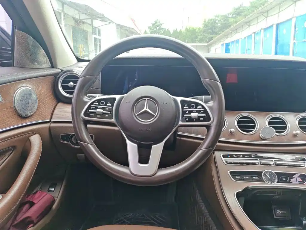 Mercedes-Benz E-Class — миниатюра 3