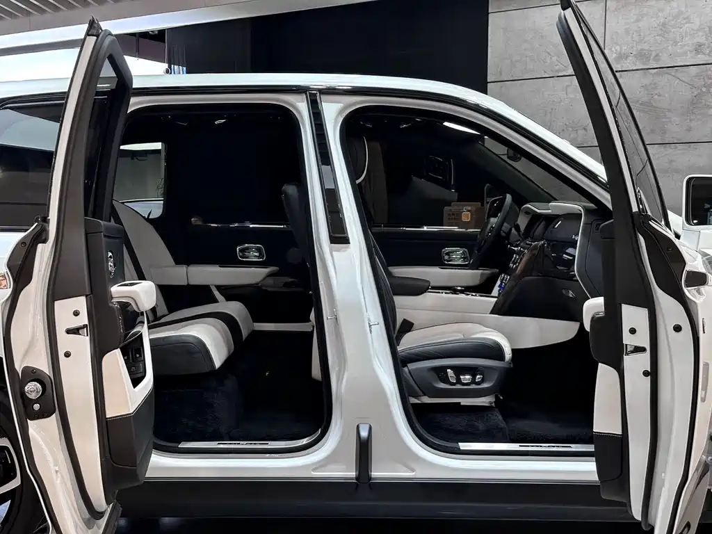 Rolls-Royce Cullinan — миниатюра 7