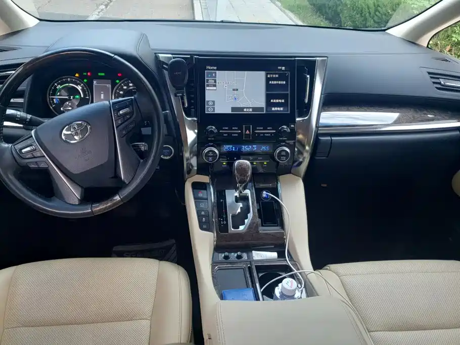 Toyota Alphard — миниатюра 12