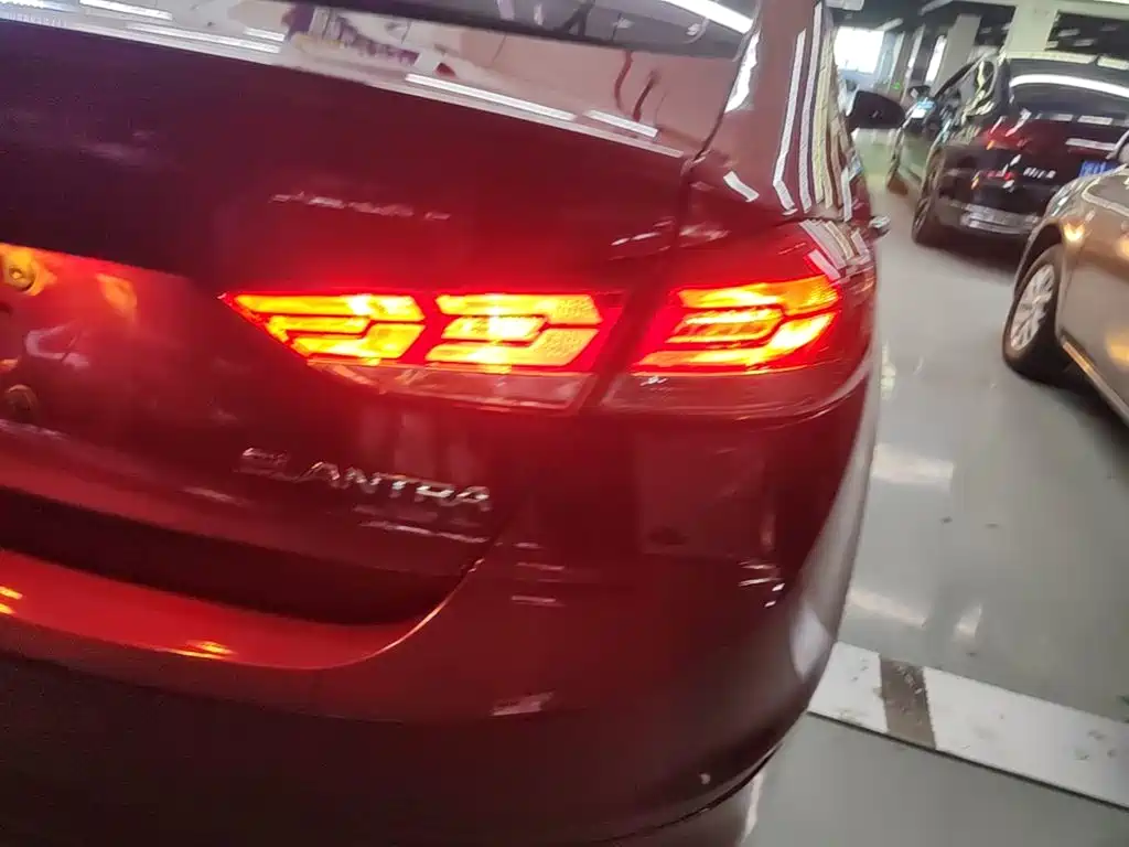 Hyundai Elantra — миниатюра 8