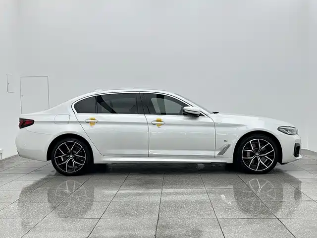 BMW 5 Series — миниатюра 7