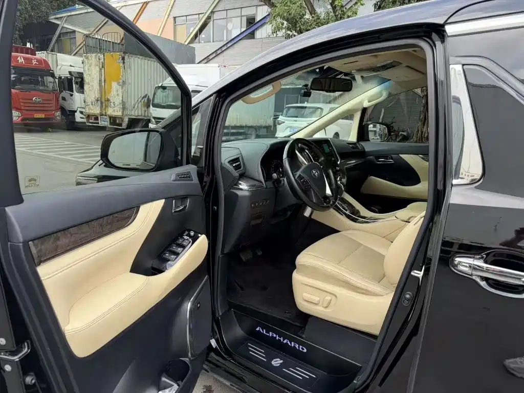 Toyota Alphard — миниатюра 5