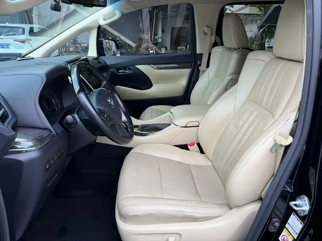 Toyota Alphard — миниатюра 6