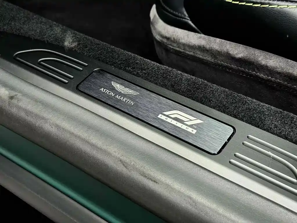 Aston Martin V8 Vantage — миниатюра 12