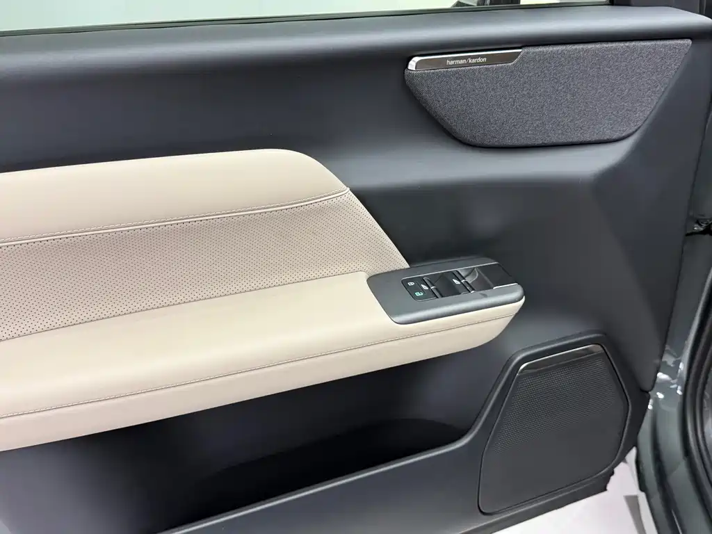 Volvo XC70 PHEV — миниатюра 9