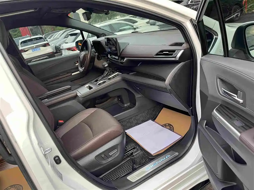 Toyota Sienna — миниатюра 15
