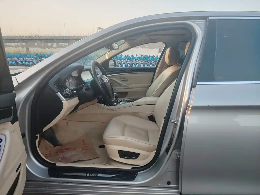 BMW 5 Series — миниатюра 8