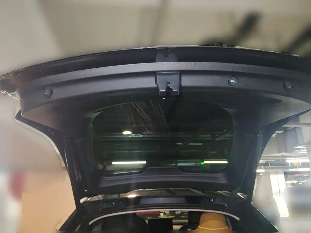 Tesla Model Y — миниатюра 15