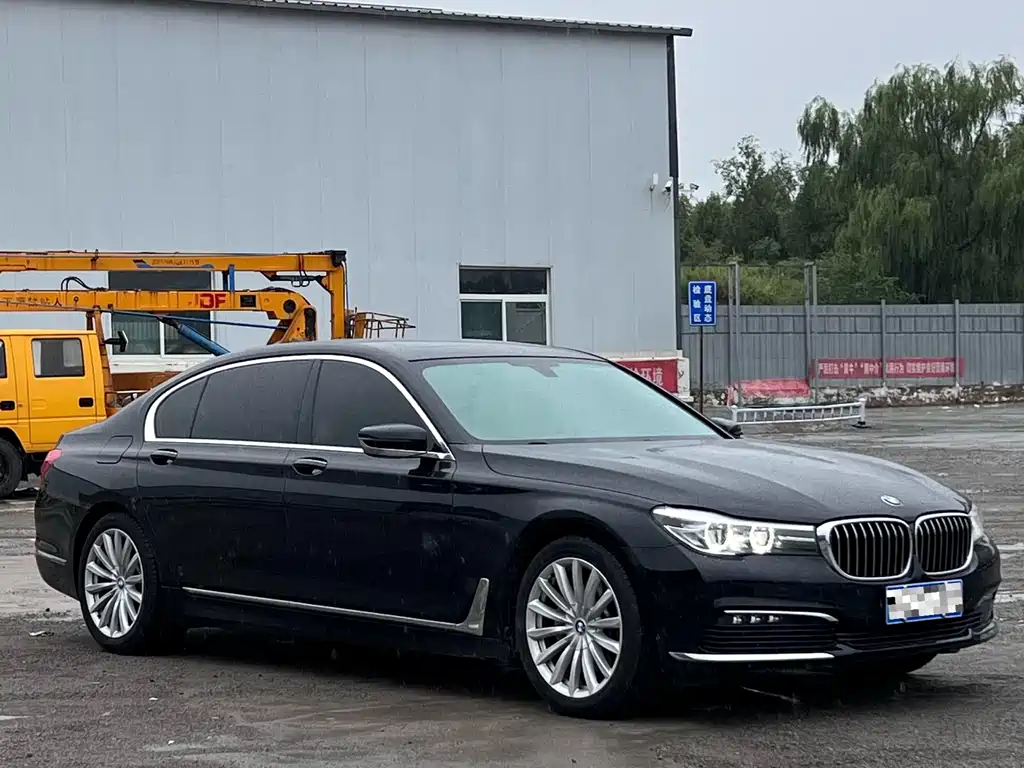 BMW 7 Series — миниатюра 3