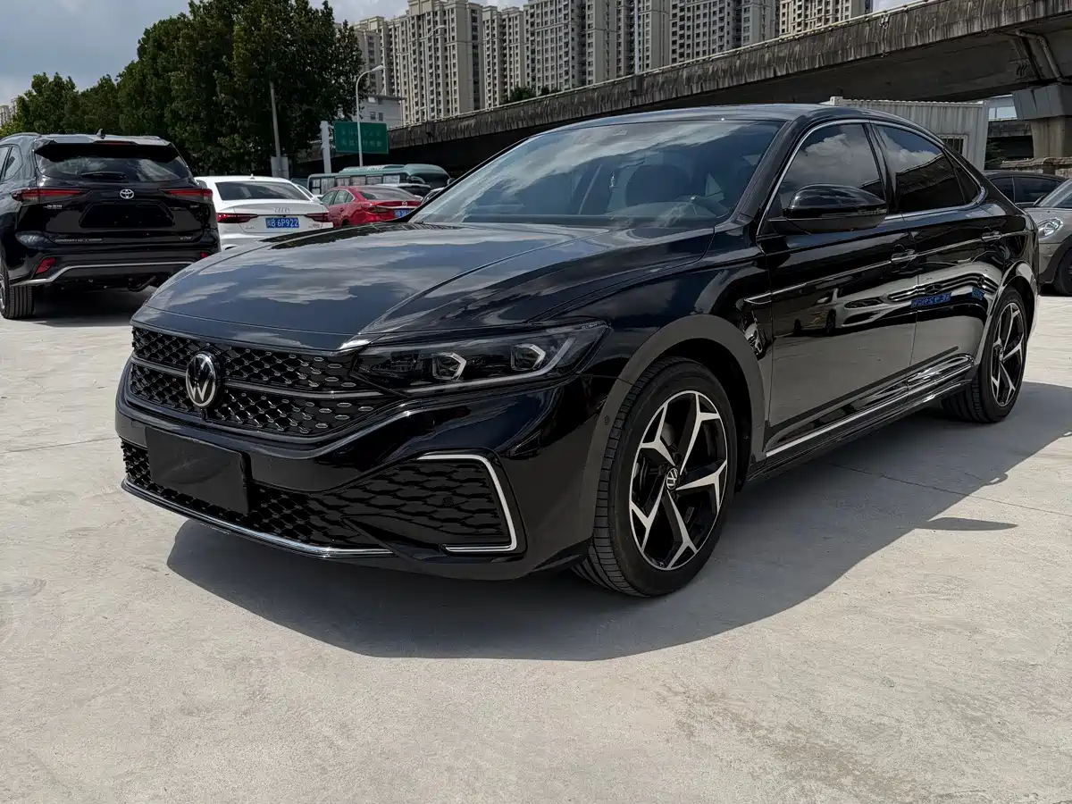 帕萨特 2025款 出众款 380TSI 龙腾版 2025