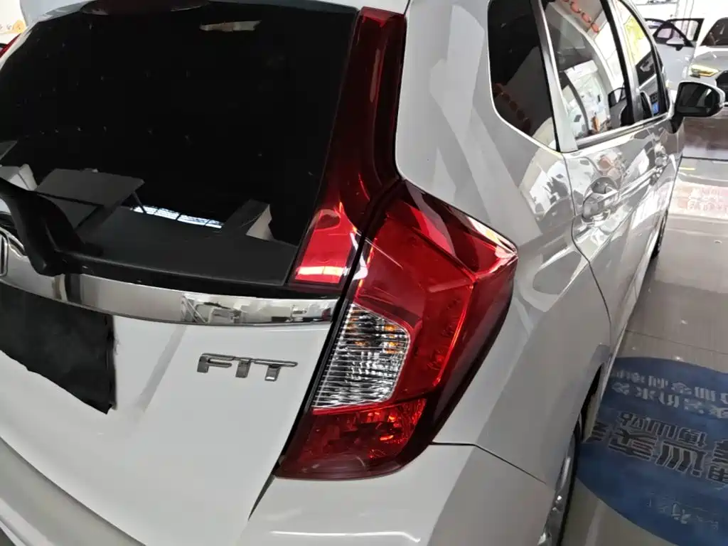 Honda Fit — миниатюра 8