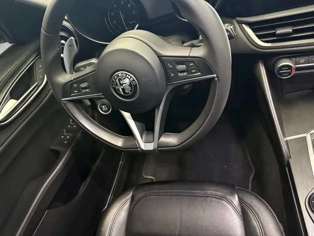 Alfa Romeo Giulia 2017 2.0T 280HP Luxury