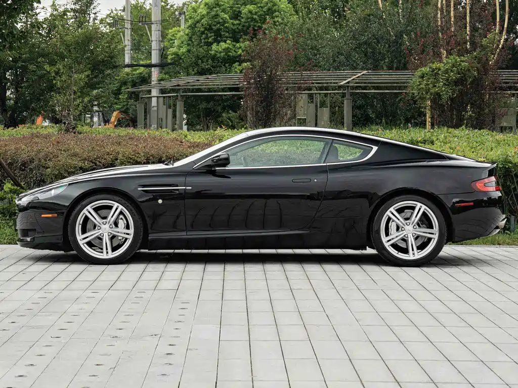 Aston Martin DB9 — миниатюра 7