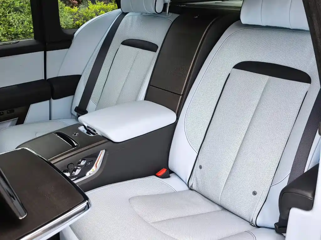 Rolls-Royce Cullinan 2024 мест
