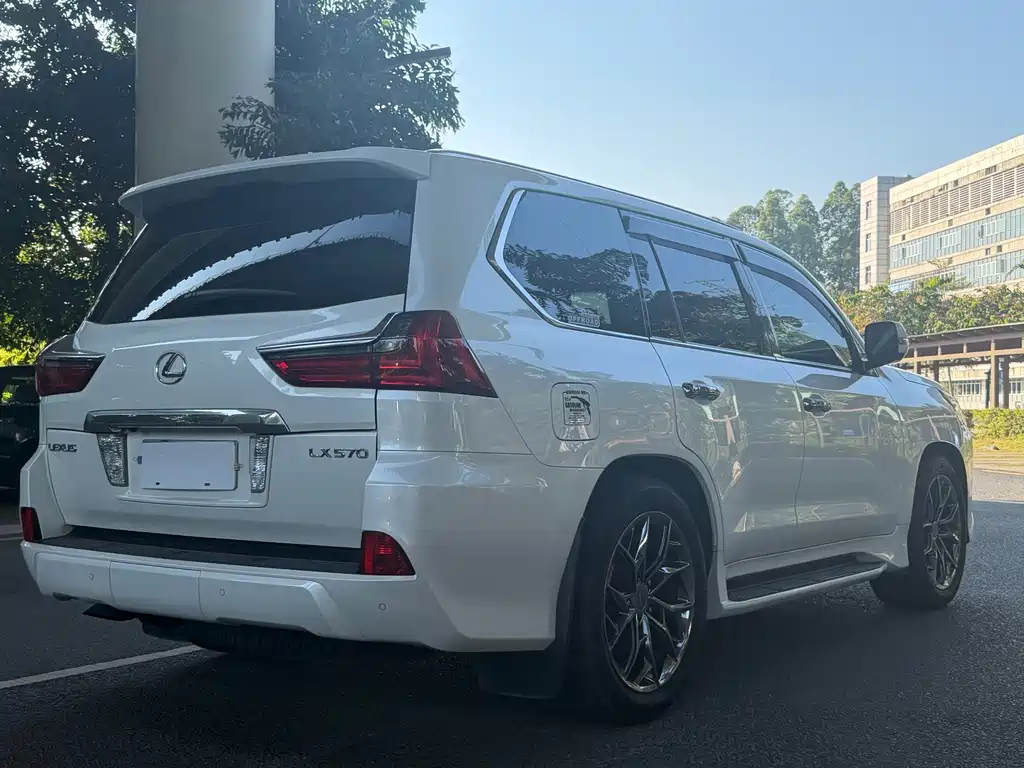 Lexus LX — миниатюра 7