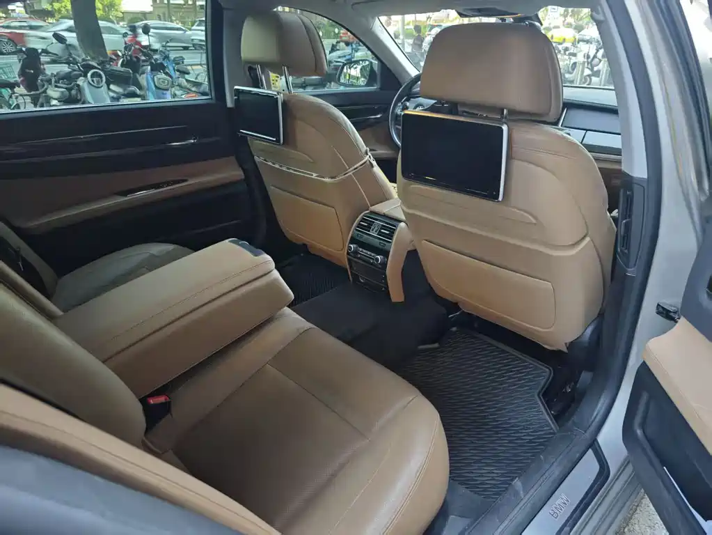 BMW 7 Series — миниатюра 9
