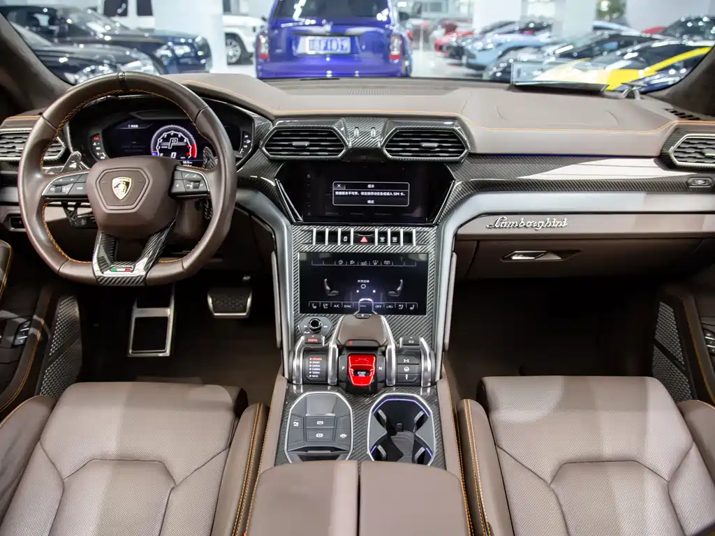 LAMBORGHINI URUS