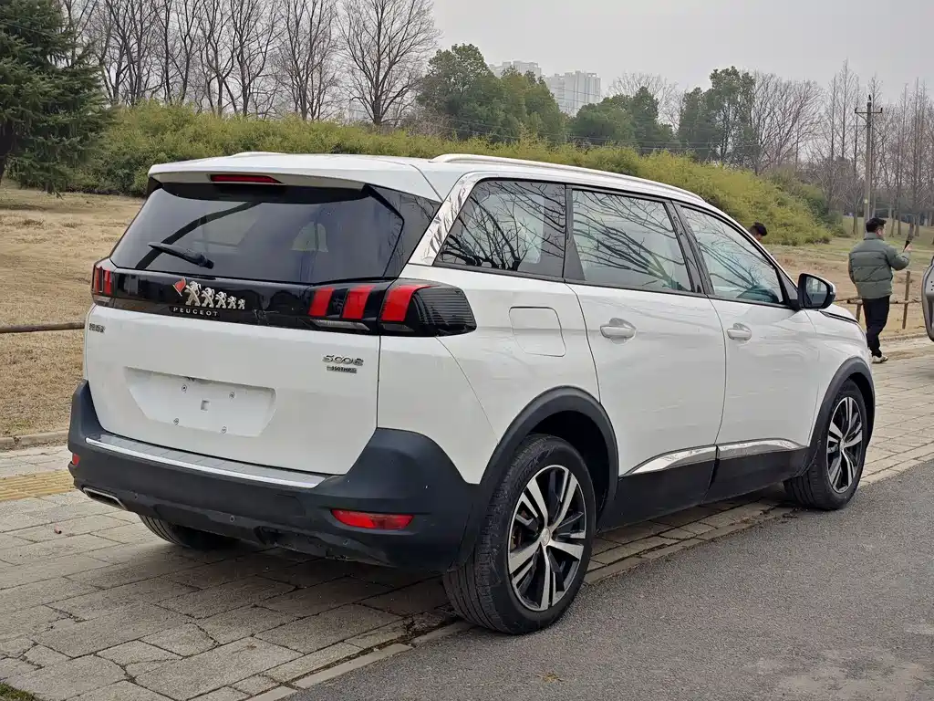 PEUGEOT 5008