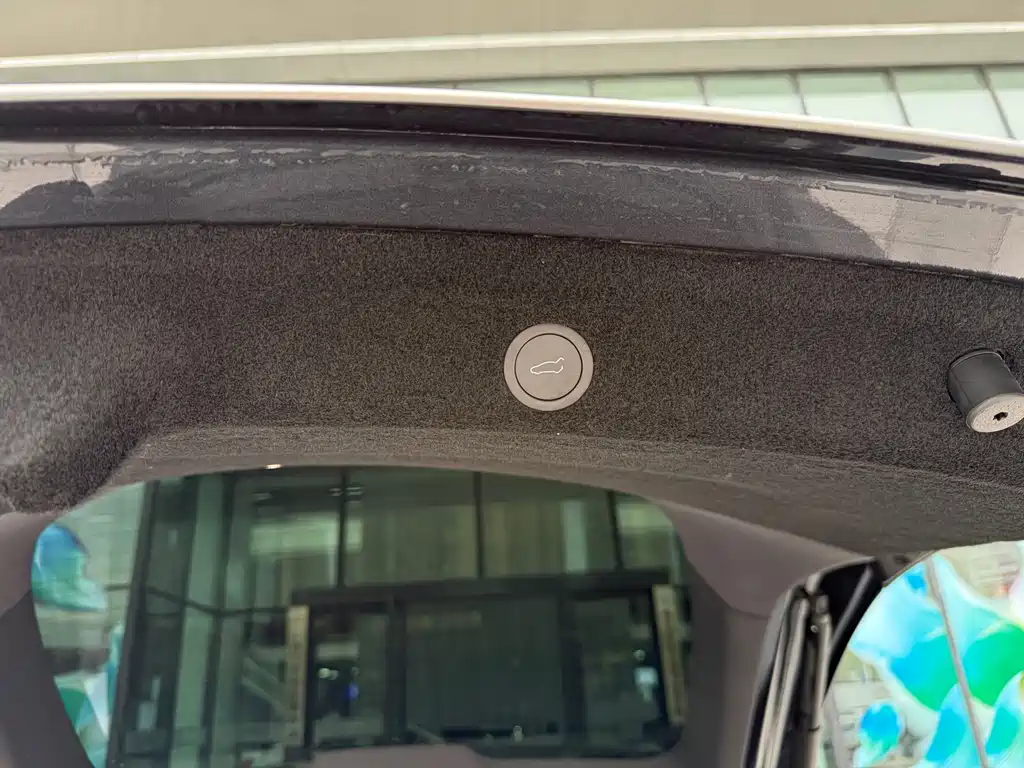 Tesla Model Y — миниатюра 12