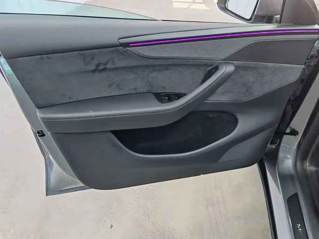 Tesla Model Y — миниатюра 12