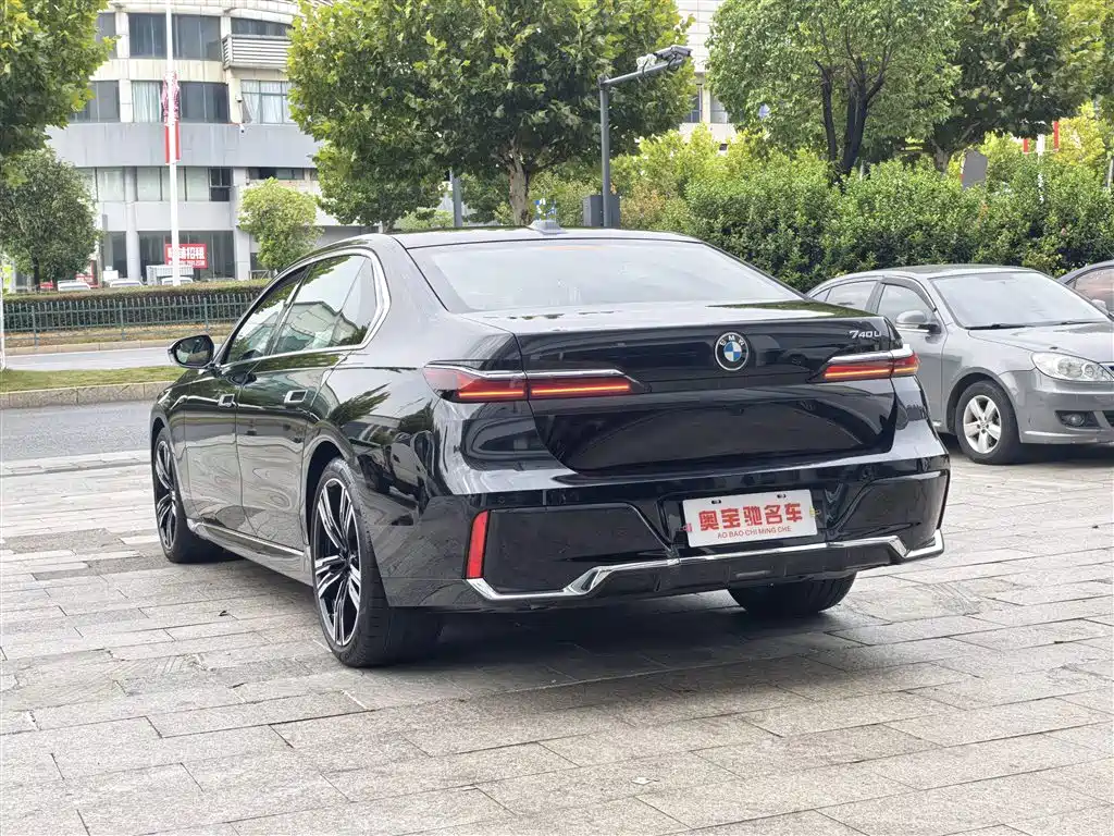 BMW 7 Series — миниатюра 9