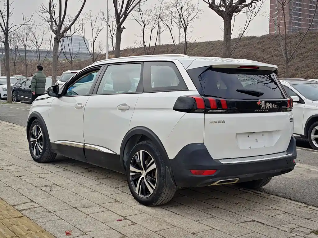 PEUGEOT 5008