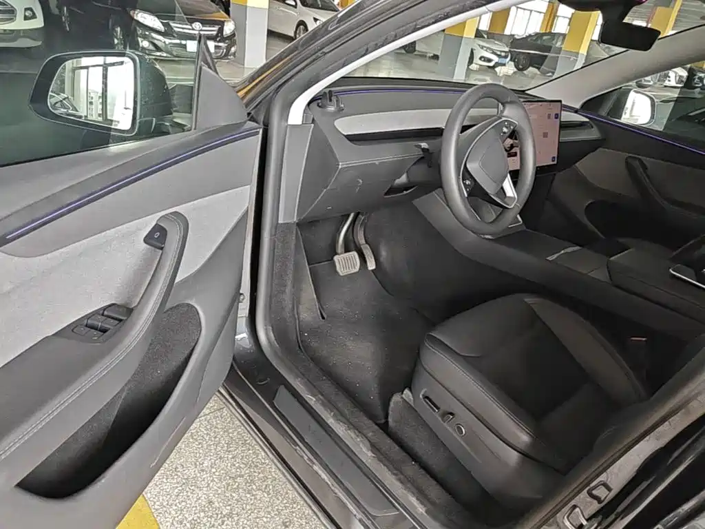 Tesla Model Y — миниатюра 16