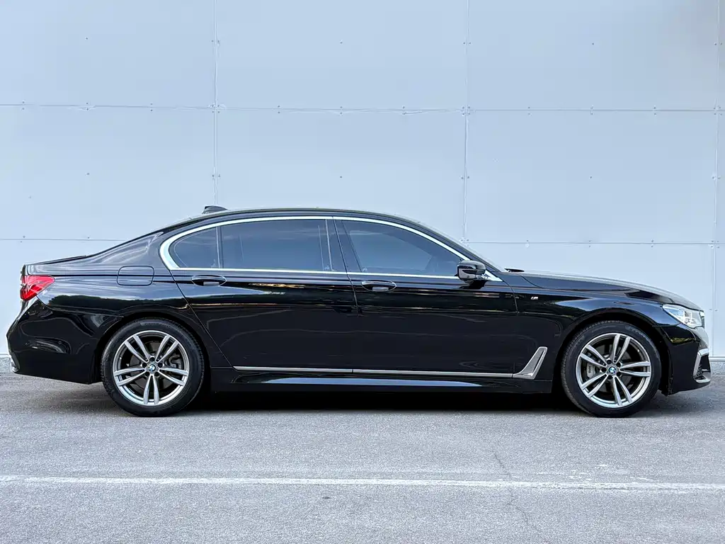 BMW 7 Series — миниатюра 11