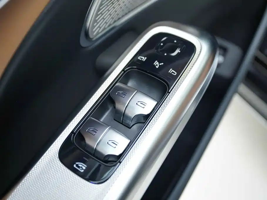 Mercedes-Benz E-Class — миниатюра 9