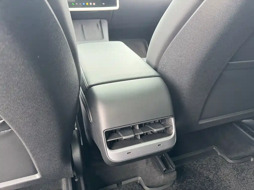 Tesla Model Y — миниатюра 21