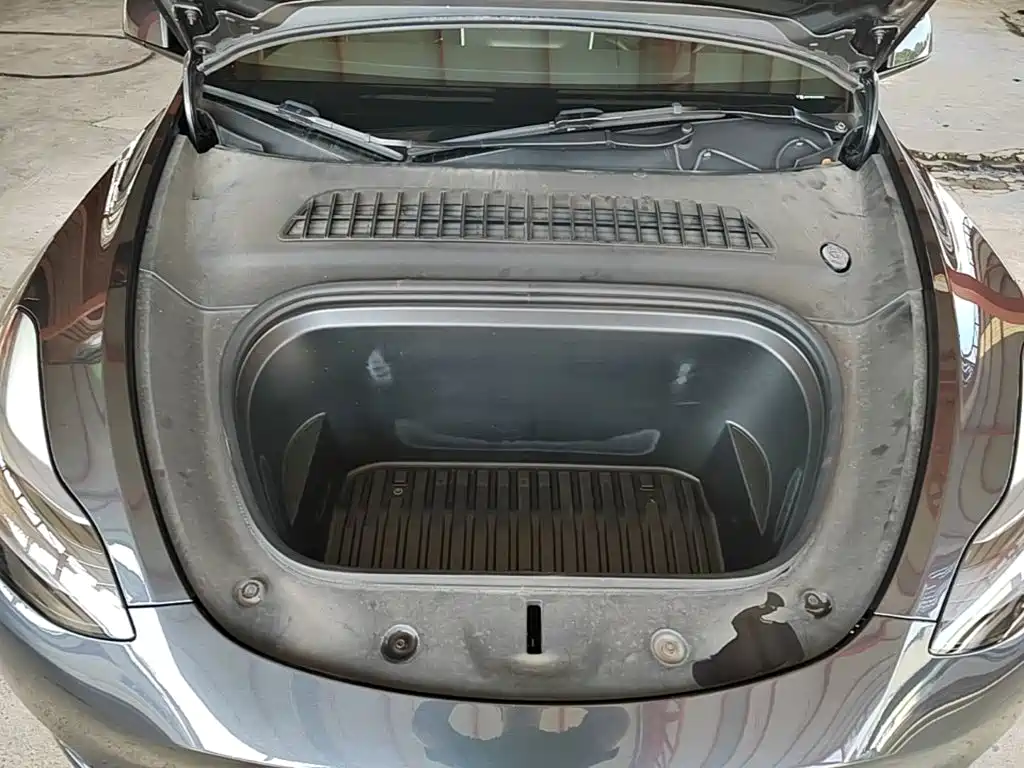 Tesla Model Y — миниатюра 20