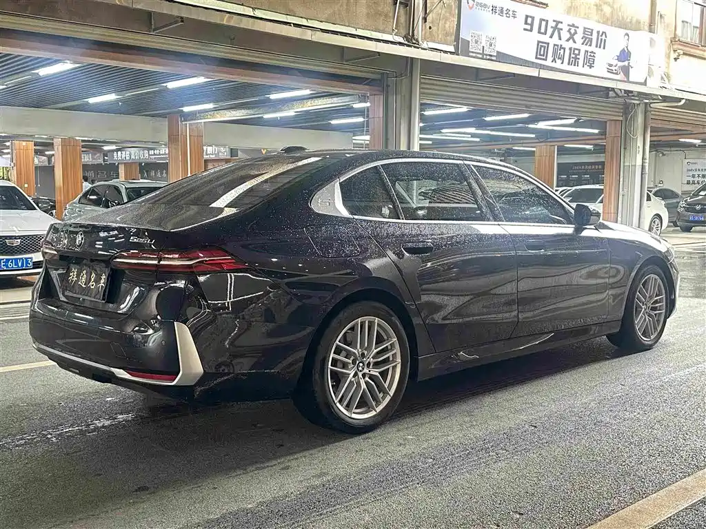 BMW 5 Series — миниатюра 6