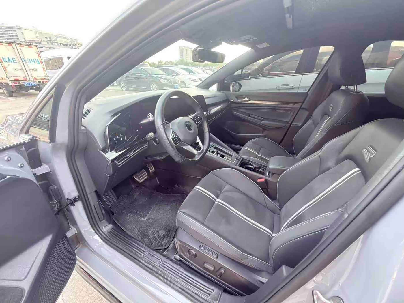 Volkswagen Golf 1.4 л 2023 г. Серебристо-серый, пробег 19000 км