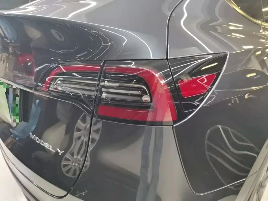 Tesla Model Y — миниатюра 8