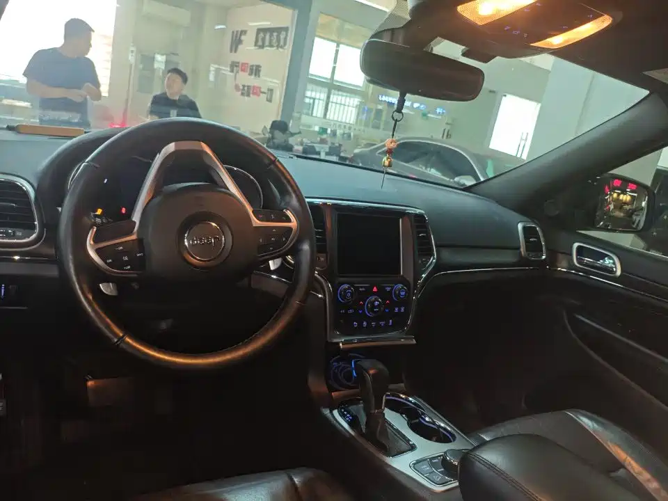 Jeep Grand Cherokee (Import) — миниатюра 3