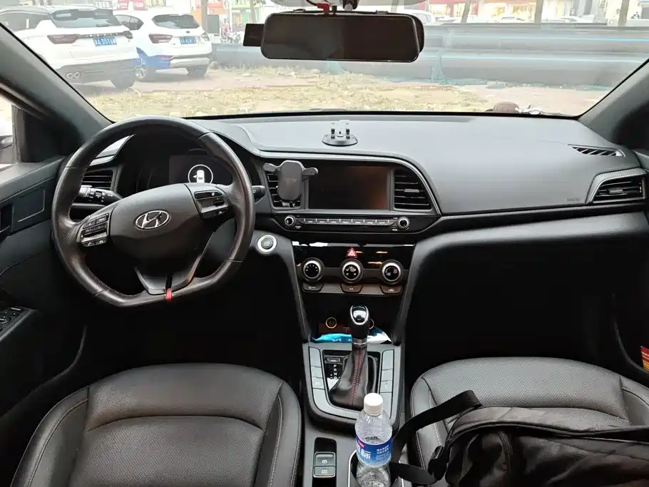 Hyundai Elantra — миниатюра 12