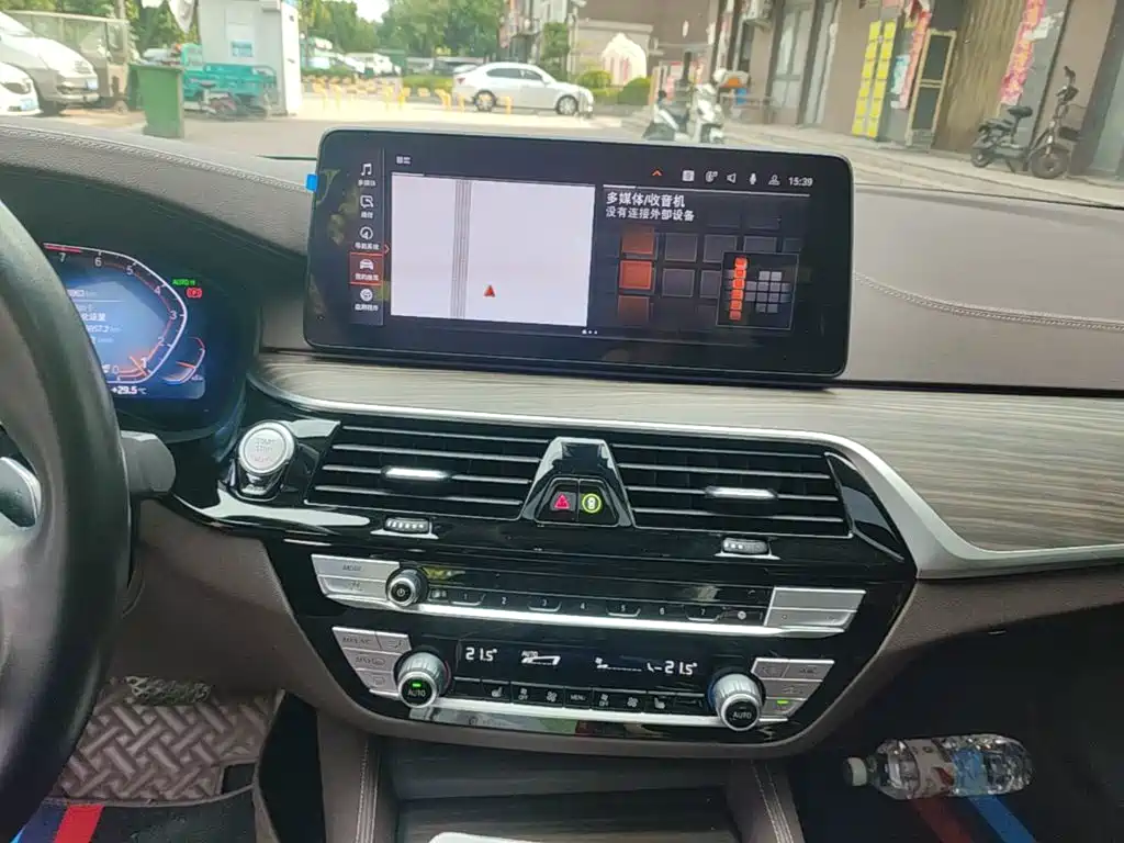 BMW 5 Series — миниатюра 13