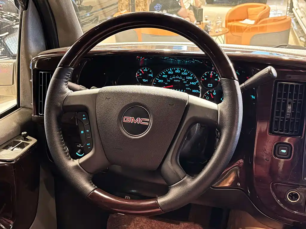 GMC Savana — миниатюра 14