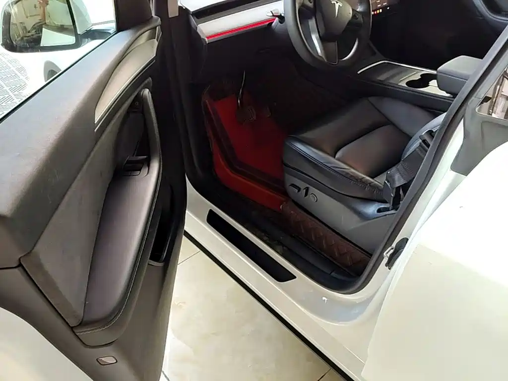 Tesla Model Y — миниатюра 16