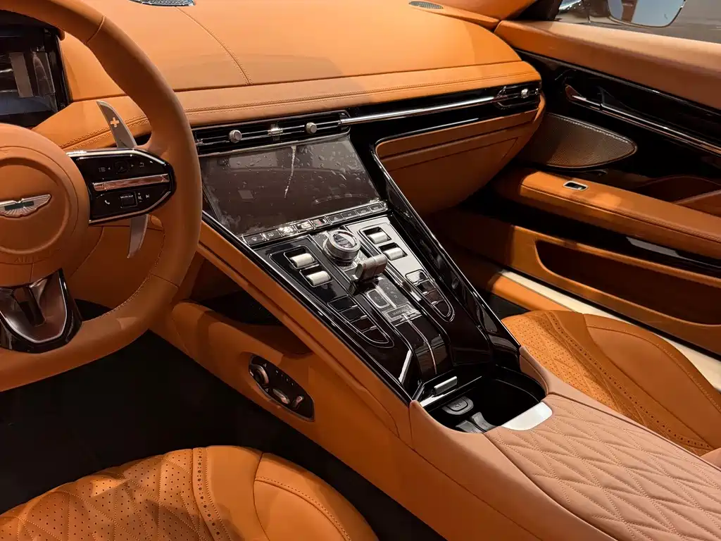 Aston Martin DB12 — миниатюра 7