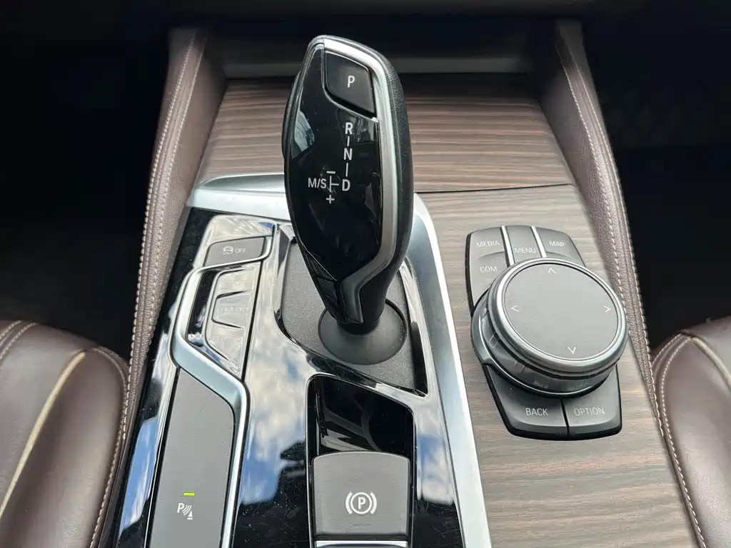 BMW 5 Series — миниатюра 8