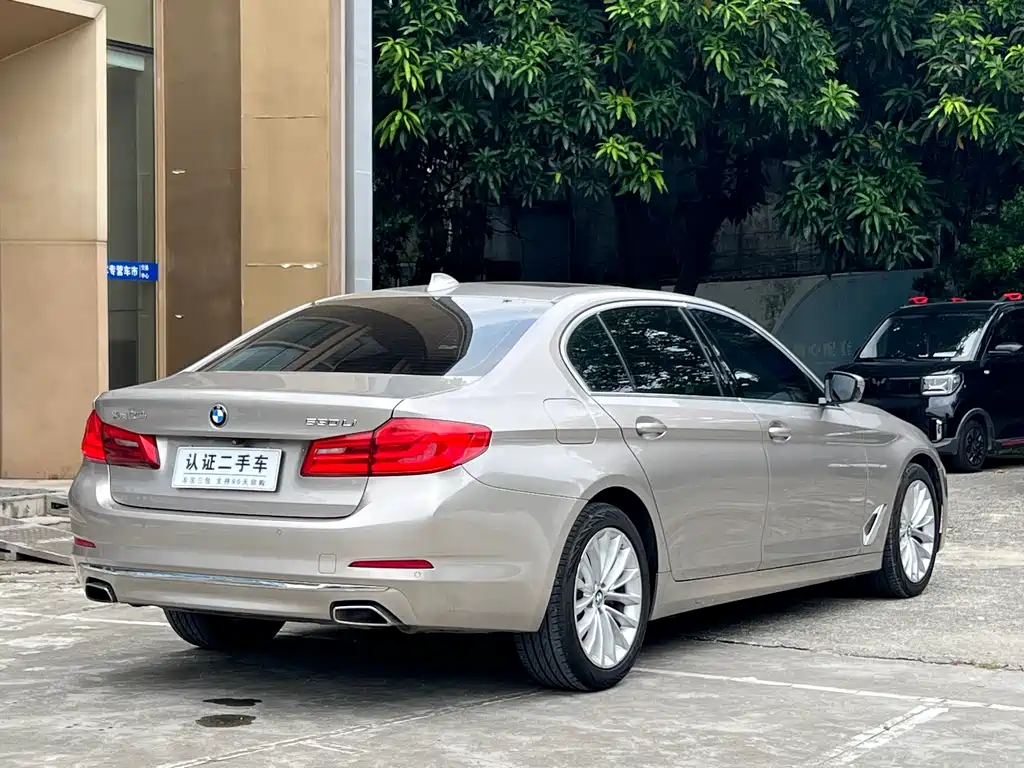 BMW 5 Series — миниатюра 9