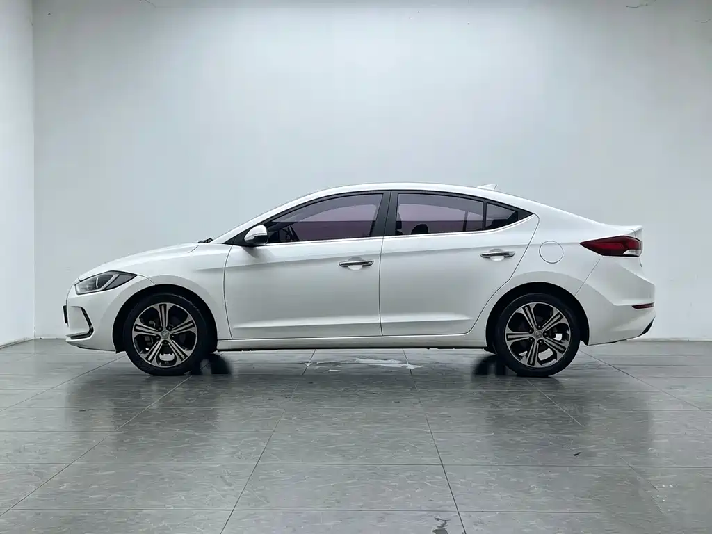 Hyundai Elantra — миниатюра 8