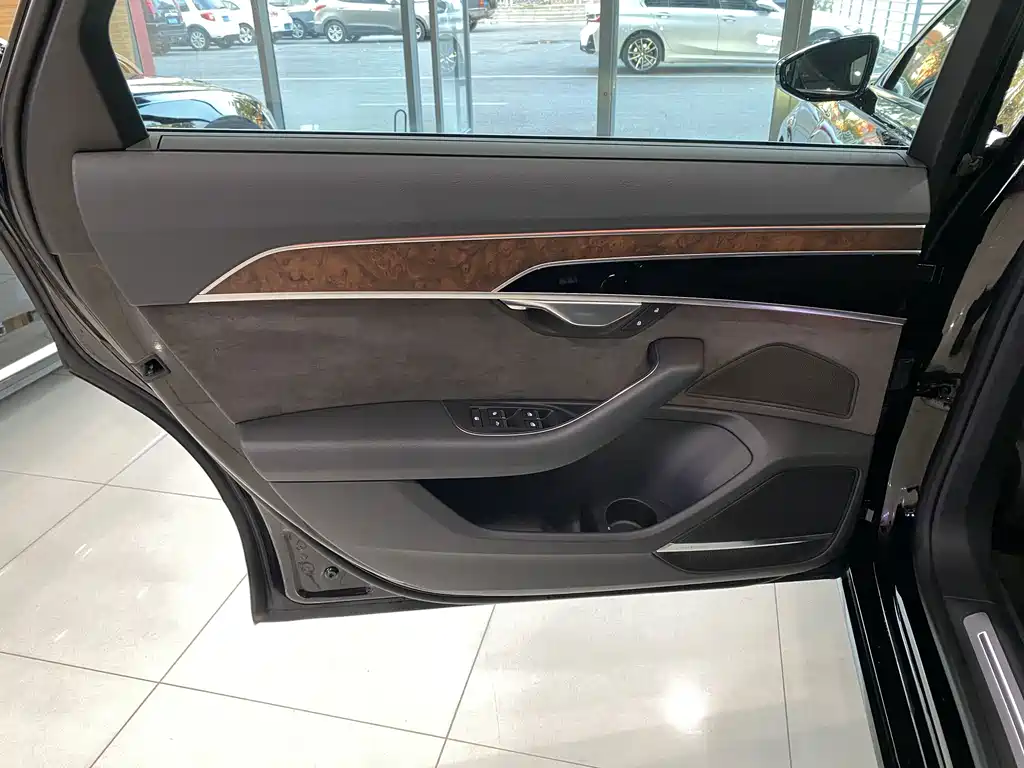 Audi A8 — миниатюра 12