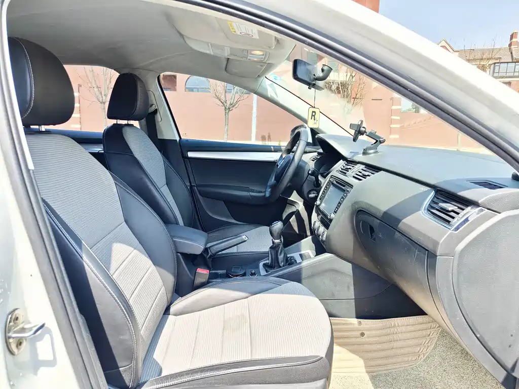 Skoda Octavia 2016 1.6L MT