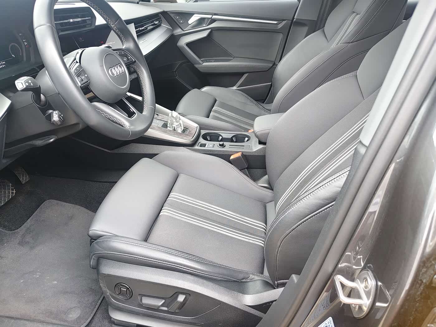 Audi A3 1.4 л 2023 г. желто-оранжевый, пробег 18000 км