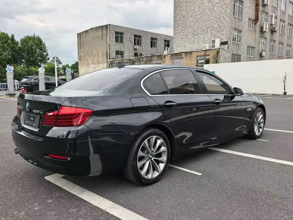 BMW 5 Series — миниатюра 8