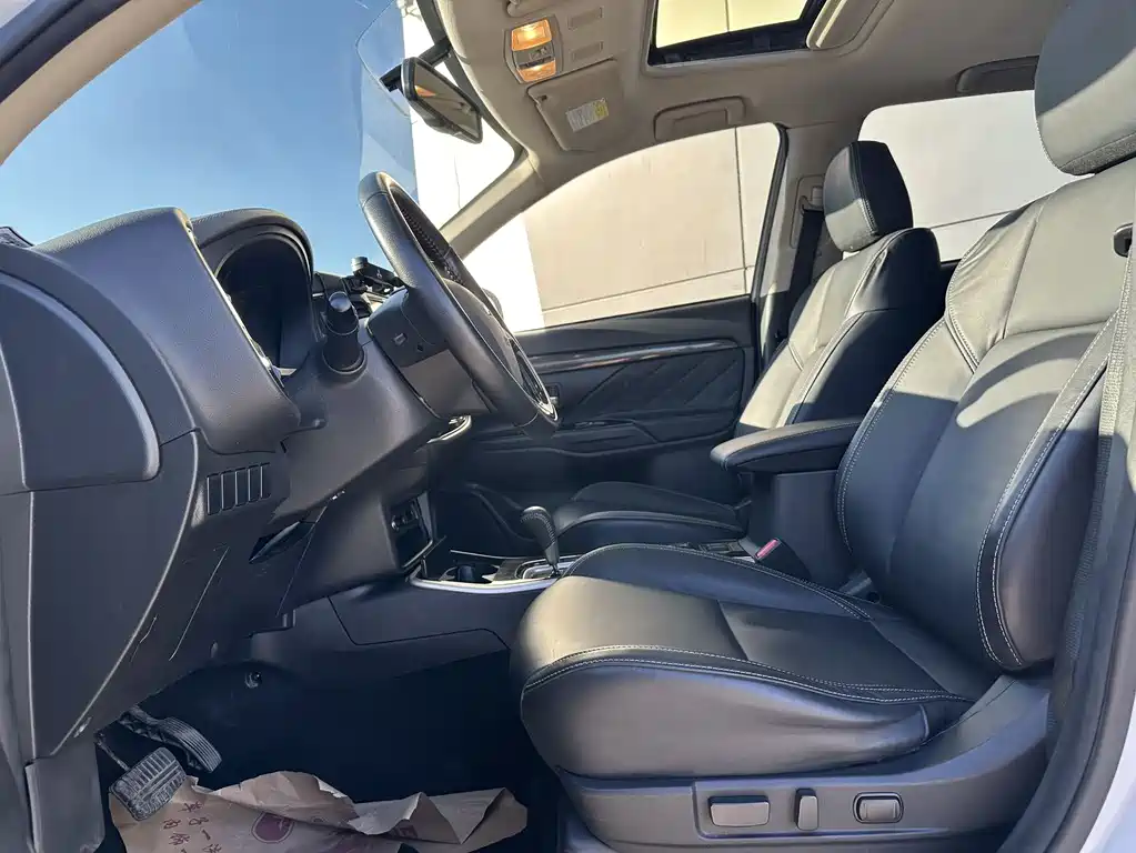 MITSUBISHI OUTLANDER