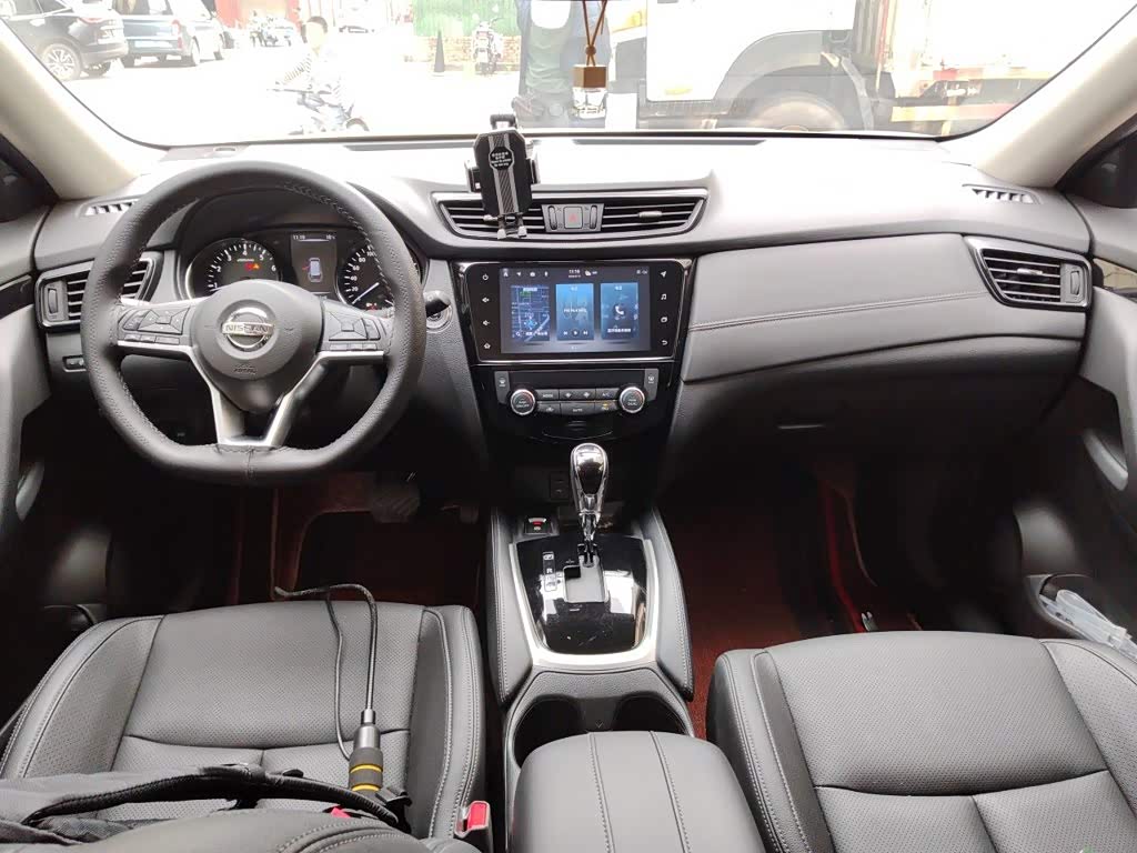Nissan X-Trail 2.0 л 2023 г. Белый, пробег 11500 км
